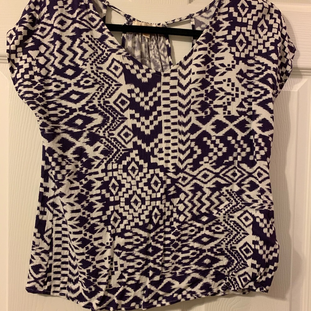 Short sleeve top with cute back